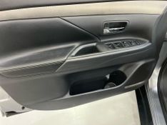 Mitsubishi Outlander 3.0 Gt 2014/2015 SIM AUTOMÓVEIS ROLANTE / Carros no Vale