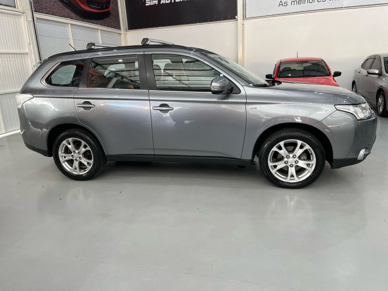Mitsubishi Outlander 3.0 Gt 2014/2015 SIM AUTOMÓVEIS ROLANTE / Carros no Vale