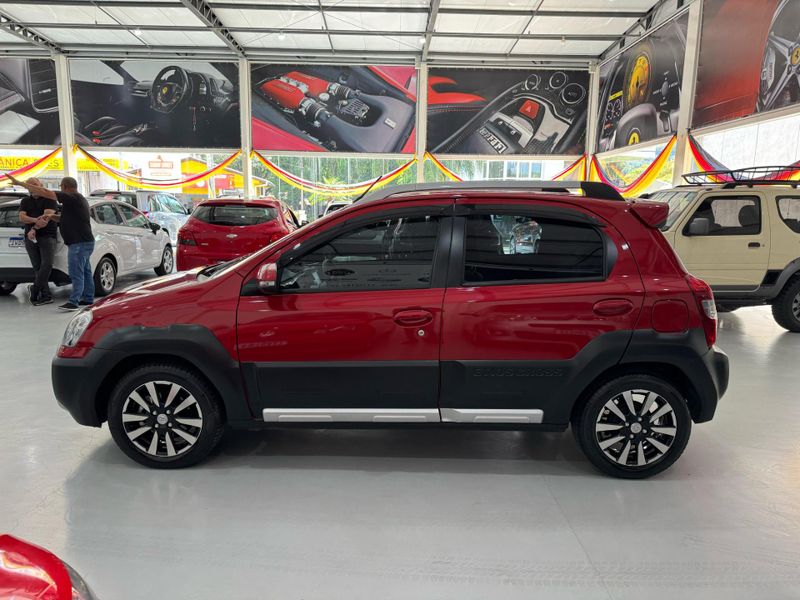 Toyota Etios 1.5 Cross 2016/2017 SIM AUTOMÓVEIS ROLANTE / Carros no Vale