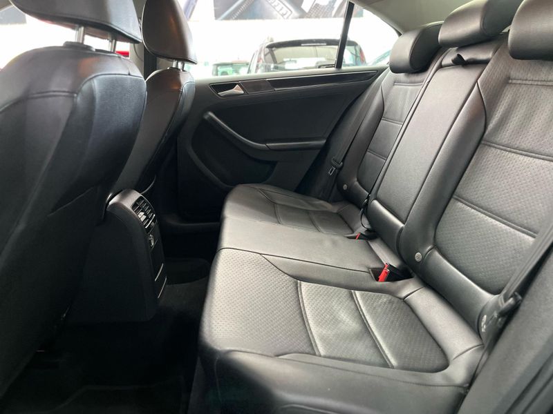 Volkswagen Jetta Highline Tsi 2.0 211cv 2015/2016 SIM AUTOMÓVEIS ROLANTE / Carros no Vale