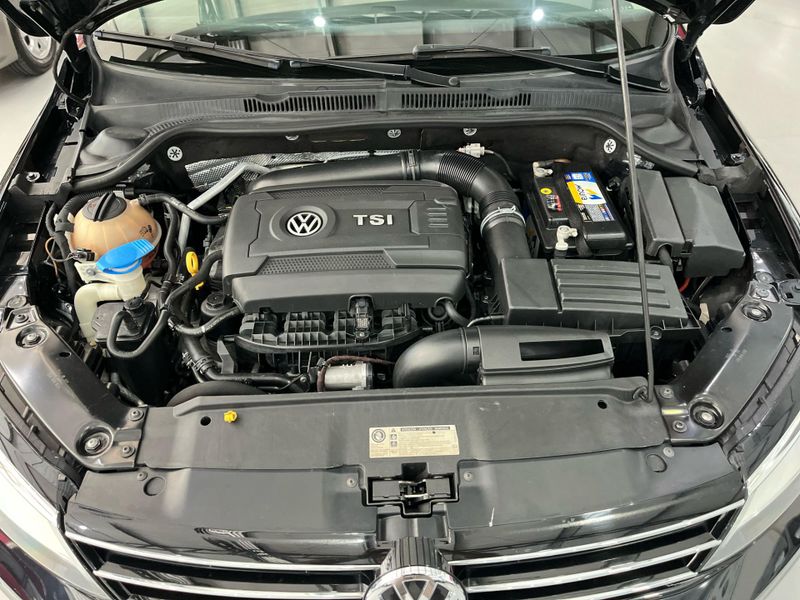 Volkswagen Jetta Highline Tsi 2.0 211cv 2015/2016 SIM AUTOMÓVEIS ROLANTE / Carros no Vale