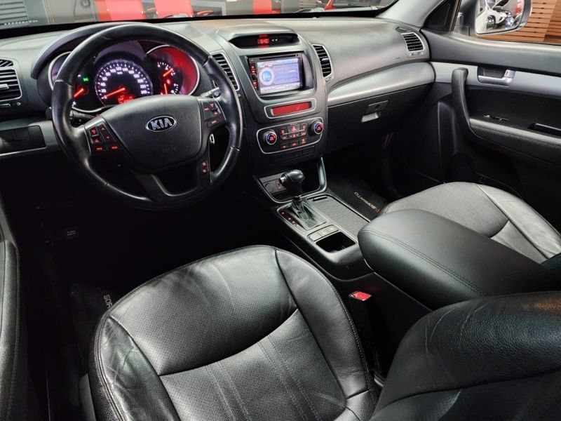KIA SORENTO 2.4 S.263 4X2 16V GASOLINA 4P AUTOMÁTICO 2013/2014 CASTELLAN E TOMAZONI MOTORS CAXIAS DO SUL / Carros no Vale