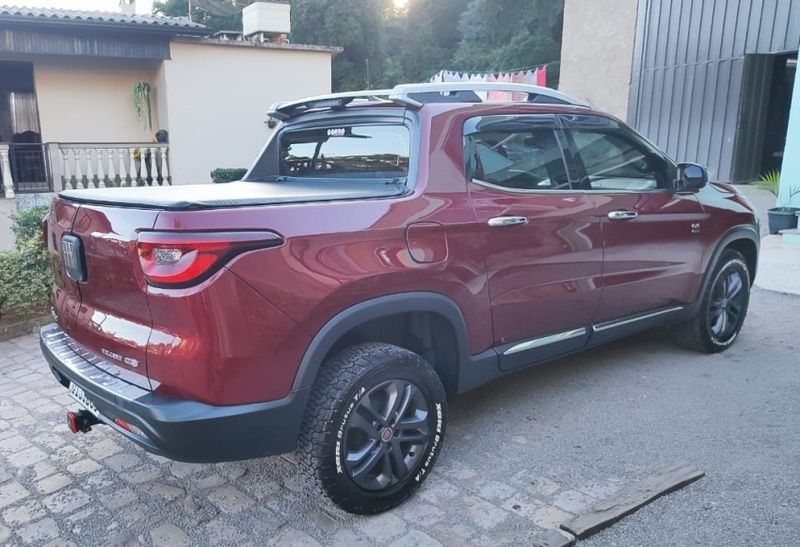 Fiat TORO 2.0 16V TURBO DIESEL VOLCANO 4WD AT9 2016/2017 CAMINHÕES & CAMIONETAS PASSO FUNDO / Carros no Vale