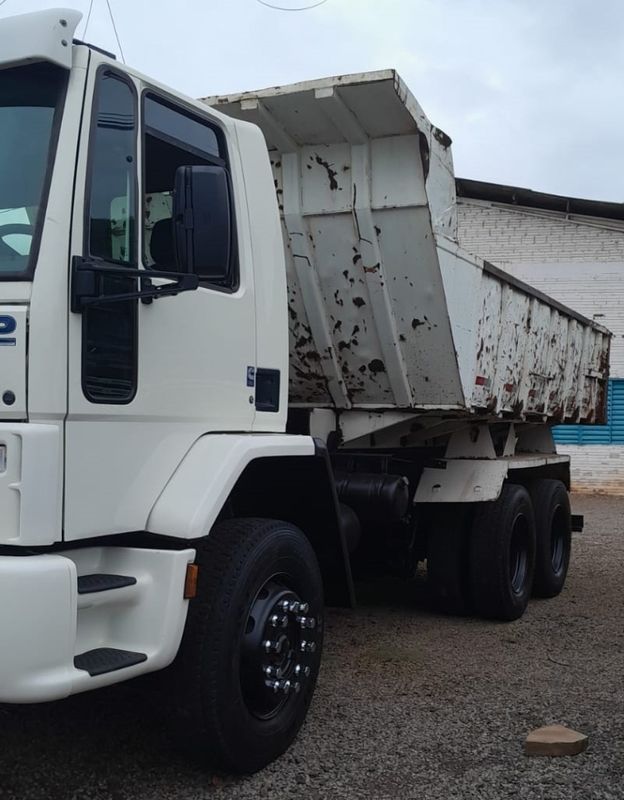 Ford Cargo 2422 CARGO 2422 E 3-Eixos Caçamba 2006/2006 CAMINHÕES & CAMIONETAS PASSO FUNDO / Carros no Vale