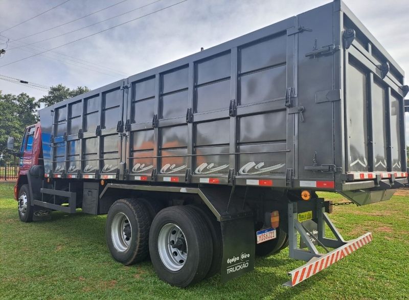 Ford Cargo 2422 E 3-Eixos Leito Caçamba 2004/2004 CAMINHÕES & CAMIONETAS PASSO FUNDO / Carros no Vale