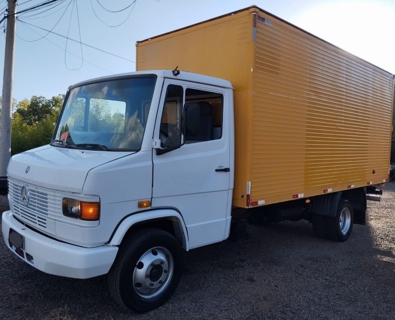 Mercedes-Benz 710 / 710 Plus Baú 2003/2003 CAMINHÕES & CAMIONETAS PASSO FUNDO / Carros no Vale