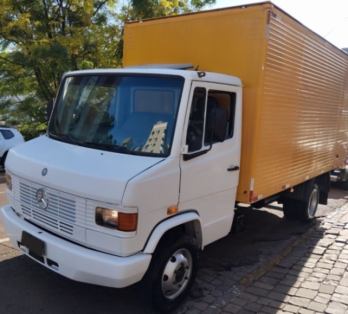 Mercedes-Benz 710 / 710 Plus Baú 2003/2003 CAMINHÕES & CAMIONETAS PASSO FUNDO / Carros no Vale