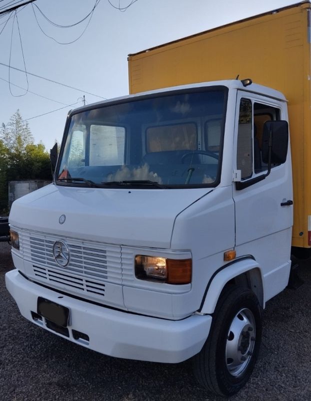Mercedes-Benz 710 / 710 Plus Baú 2003/2003 CAMINHÕES & CAMIONETAS PASSO FUNDO / Carros no Vale
