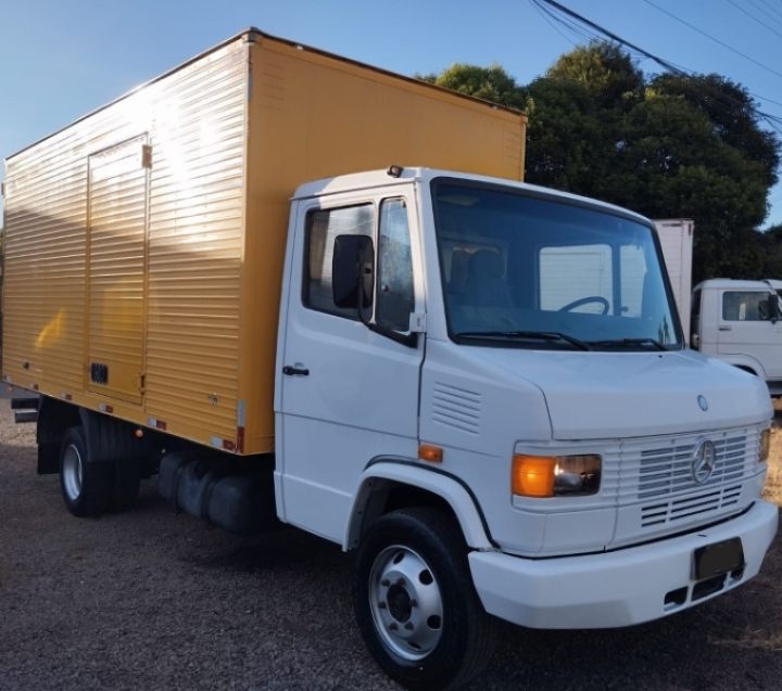 Mercedes-Benz 710 / 710 Plus Baú 2003/2003 CAMINHÕES & CAMIONETAS PASSO FUNDO / Carros no Vale