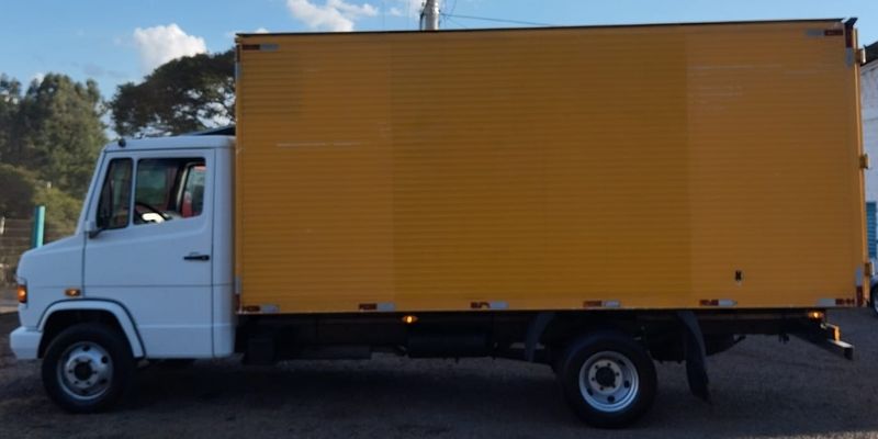 Mercedes-Benz 710 / 710 Plus Baú 2003/2003 CAMINHÕES & CAMIONETAS PASSO FUNDO / Carros no Vale