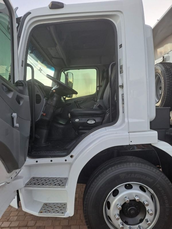 Mercedes-Benz Atego 2425 3-Eixos Caçamba 2011/2011 CAMINHÕES & CAMIONETAS PASSO FUNDO / Carros no Vale