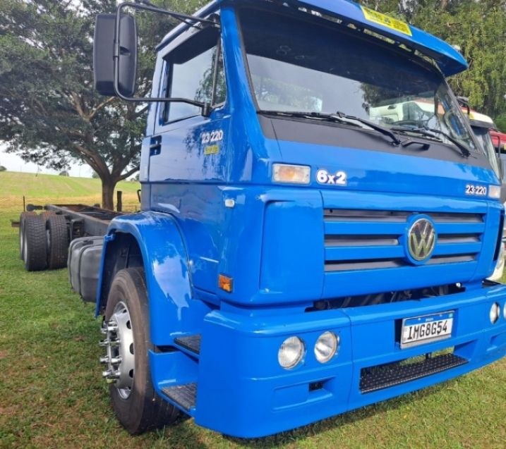 Volkswagen 23220 VW 23-220 6×2 3-Eixos Chassi 2004/2004 CAMINHÕES & CAMIONETAS PASSO FUNDO / Carros no Vale