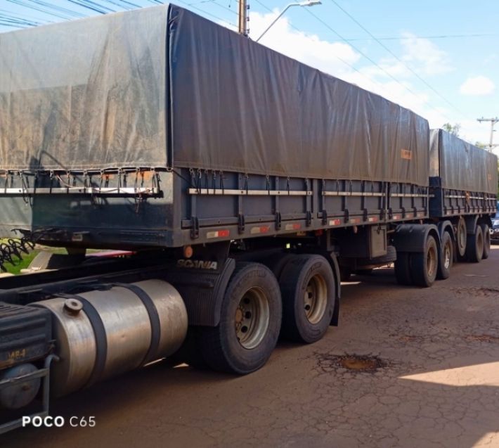 Volvo FH12 380 FH-12 380 6×2 2p (diesel) 2004/2004 CAMINHÕES & CAMIONETAS PASSO FUNDO / Carros no Vale