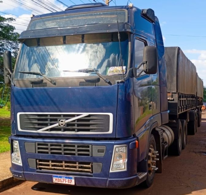 Volvo FH12 380 FH-12 380 6×2 2p (diesel) 2004/2004 CAMINHÕES & CAMIONETAS PASSO FUNDO / Carros no Vale