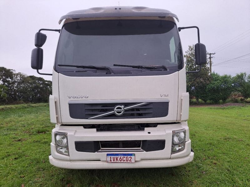 Volvo VM 270 6×2 2p (E5) Chassi 2013/2013 CAMINHÕES & CAMIONETAS PASSO FUNDO / Carros no Vale