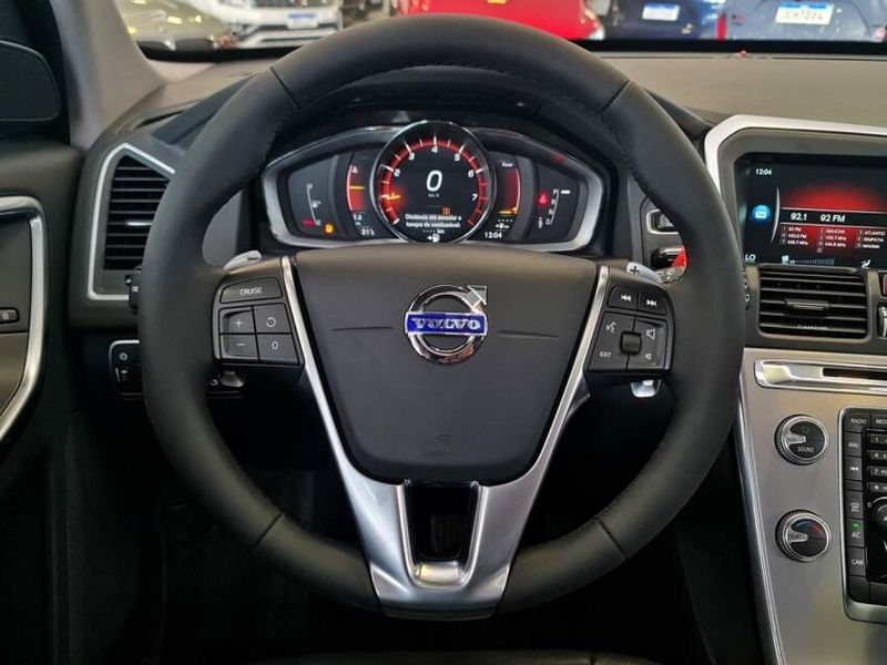 Volvo XC60 2.0 T5 MOMENTUM GASOLINA 4P AUTOMÁTICO 2016/2017 CARRO DEZ NOVO HAMBURGO / Carros no Vale