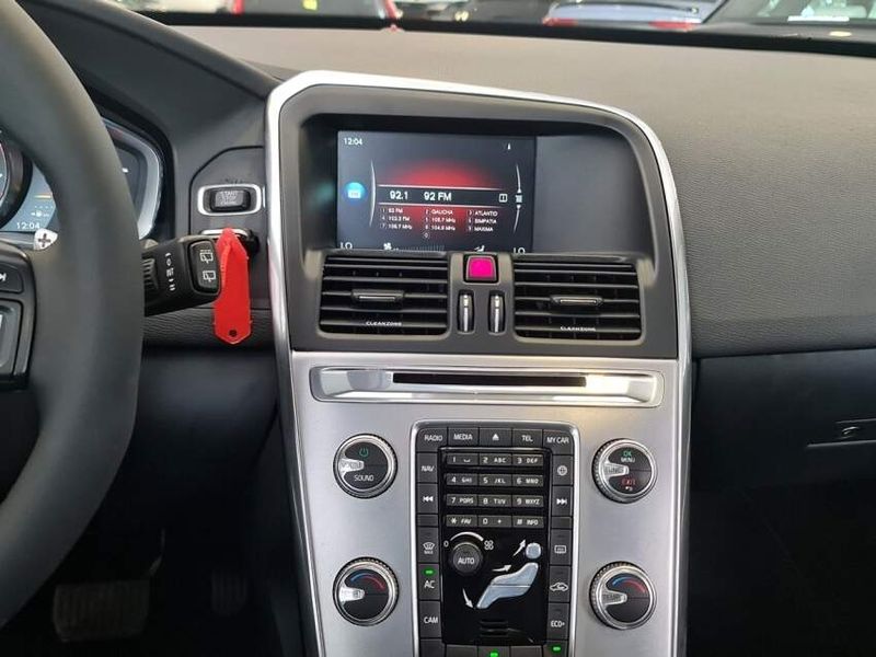 Volvo XC60 2.0 T5 MOMENTUM GASOLINA 4P AUTOMÁTICO 2016/2017 CARRO DEZ NOVO HAMBURGO / Carros no Vale