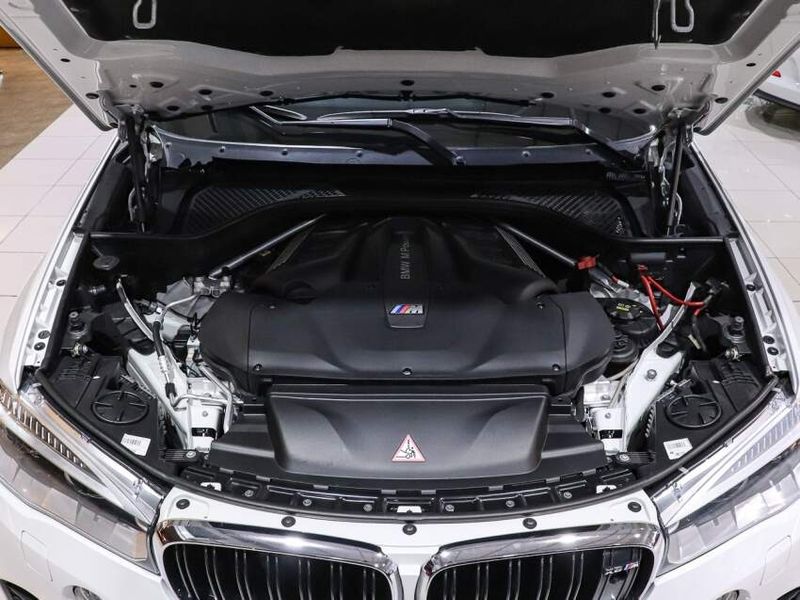 BMW X6 4.4 M 4X4 COUPÉ V8 32V BI-TURBO GASOLINA 4P AUTOMÁTICO 2016/2017 VIA BELLA VEÍCULOS ESPECIAIS CAXIAS DO SUL / Carros no Vale