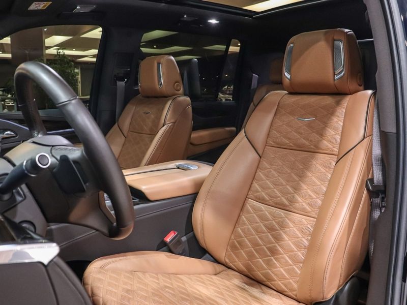 Cadillac ESCALADE 6.2 V8 GASOLINA ESV PREMIUM LUXURY 4WD AUTOMÁTICO 2021/2022 VIA BELLA VEÍCULOS ESPECIAIS CAXIAS DO SUL / Carros no Vale