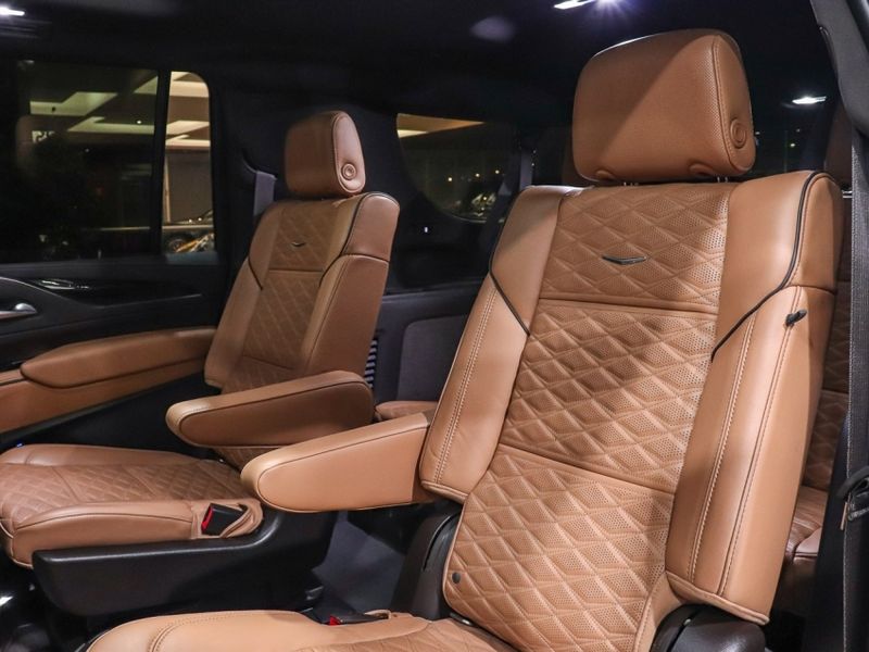 Cadillac ESCALADE 6.2 V8 GASOLINA ESV PREMIUM LUXURY 4WD AUTOMÁTICO 2021/2022 VIA BELLA VEÍCULOS ESPECIAIS CAXIAS DO SUL / Carros no Vale