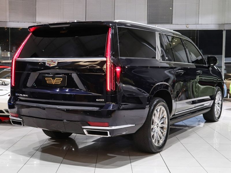Cadillac ESCALADE 6.2 V8 GASOLINA ESV PREMIUM LUXURY 4WD AUTOMÁTICO 2021/2022 VIA BELLA VEÍCULOS ESPECIAIS CAXIAS DO SUL / Carros no Vale