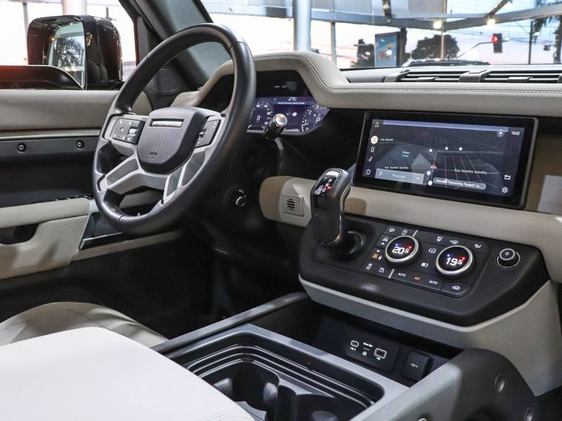 Land Rover DEFENDER 2.0 P300 GASOLINA 110 SE AWD AUTOMÁTICO 2020/2021 VIA BELLA VEÍCULOS ESPECIAIS CAXIAS DO SUL / Carros no Vale