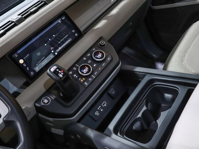 Land Rover DEFENDER 2.0 P300 GASOLINA 110 SE AWD AUTOMÁTICO 2020/2021 VIA BELLA VEÍCULOS ESPECIAIS CAXIAS DO SUL / Carros no Vale