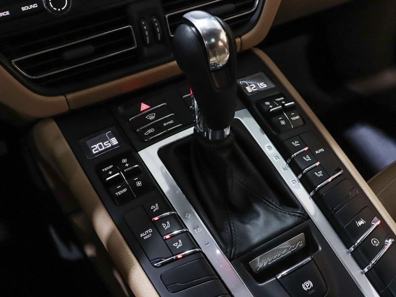 Porsche MACAN 2.0 16V GASOLINA 4P AUTOMÁTICO 2019/2020 VIA BELLA VEÍCULOS ESPECIAIS CAXIAS DO SUL / Carros no Vale