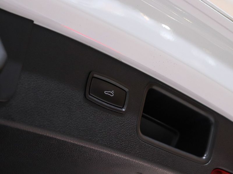 Porsche MACAN 2.0 16V GASOLINA 4P AUTOMÁTICO 2019/2020 VIA BELLA VEÍCULOS ESPECIAIS CAXIAS DO SUL / Carros no Vale