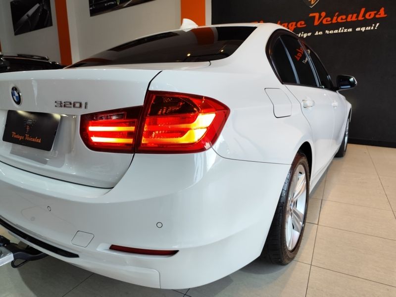 BMW 320i 2.0 16V TURBO ACTIVE FLEX 4P AUTOMÁTICO 2015/2015 VINTAGE VEÍCULOS CAXIAS DO SUL / Carros no Vale