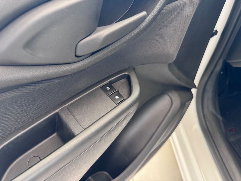 Chevrolet Onix 1.0 Lt 2017/2018 COVEL VEICULOS ENCANTADO / Carros no Vale