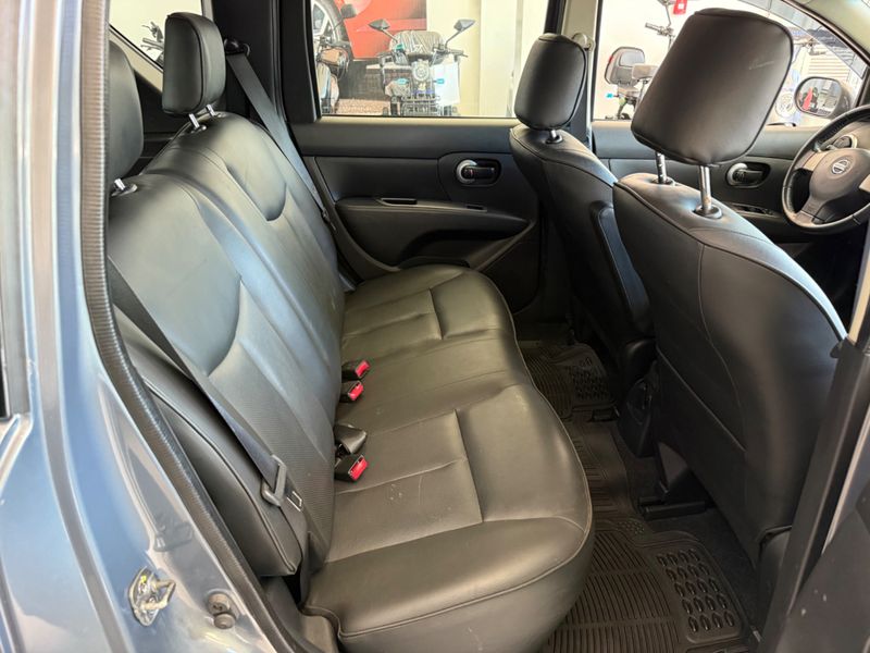Nissan Livina 2013/2014 COVEL VEICULOS ENCANTADO / Carros no Vale