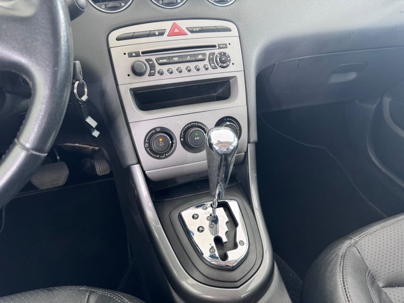 Peugeot 408 Allure 2.0 16v 2011/2012 COVEL VEICULOS ENCANTADO / Carros no Vale