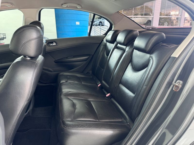 Peugeot 408 Allure 2.0 16v 2011/2012 COVEL VEICULOS ENCANTADO / Carros no Vale