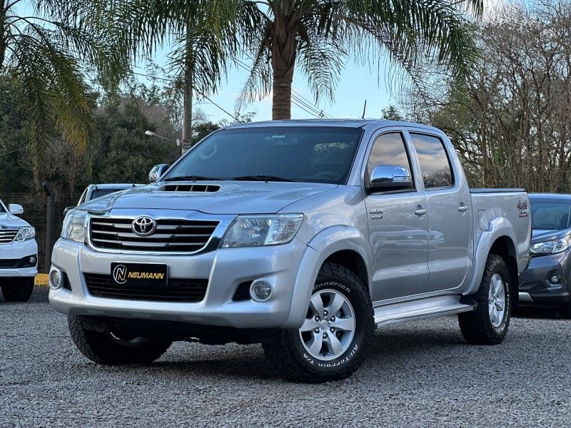 Toyota HILUX CAB.DUPLA SRV 3.0 TB-IC 2013 NEUMANN VEÍCULOS ARROIO DO MEIO / Carros no Vale