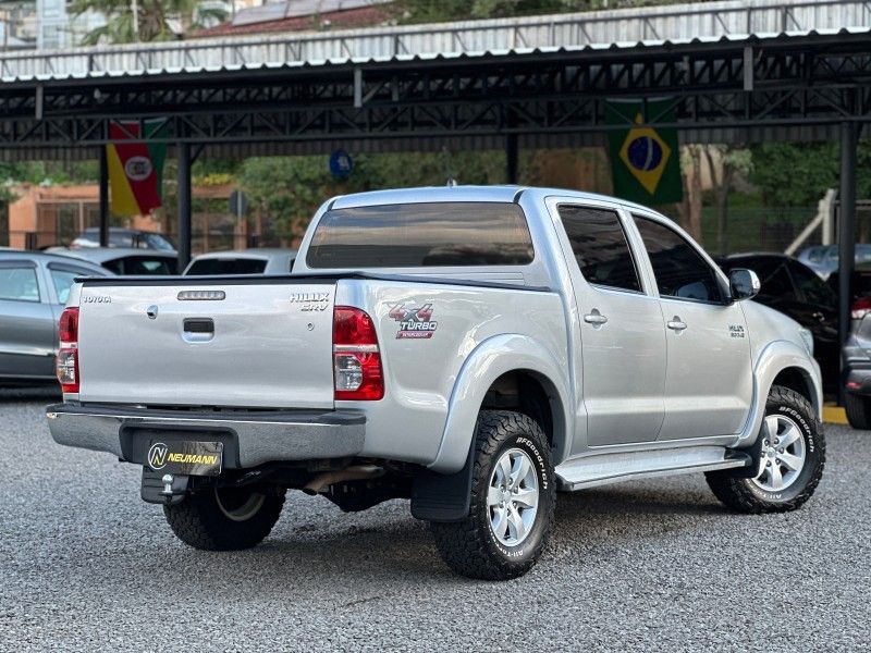 Toyota HILUX CAB.DUPLA SRV 3.0 TB-IC 2013 NEUMANN VEÍCULOS ARROIO DO MEIO / Carros no Vale