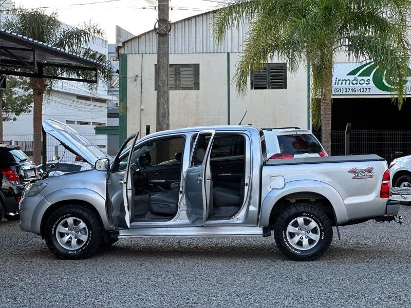 Toyota HILUX CAB.DUPLA SRV 3.0 TB-IC 2013 NEUMANN VEÍCULOS ARROIO DO MEIO / Carros no Vale