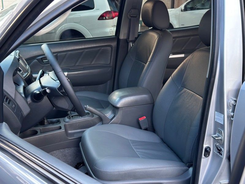 Toyota HILUX CAB.DUPLA SRV 3.0 TB-IC 2013 NEUMANN VEÍCULOS ARROIO DO MEIO / Carros no Vale
