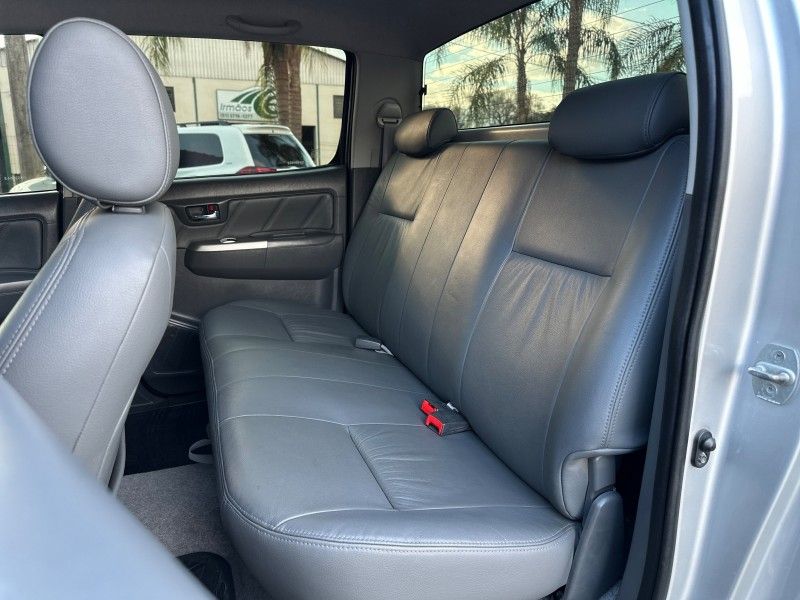 Toyota HILUX CAB.DUPLA SRV 3.0 TB-IC 2013 NEUMANN VEÍCULOS ARROIO DO MEIO / Carros no Vale