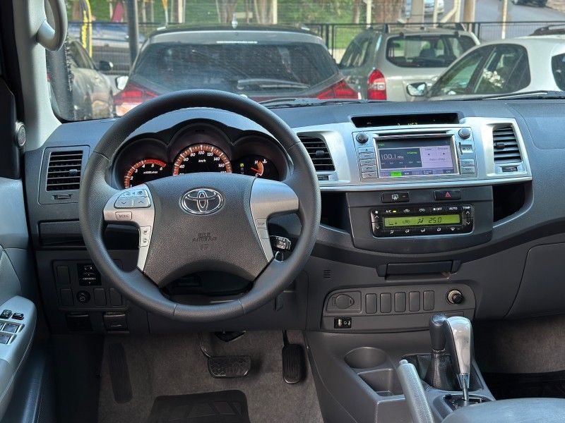 Toyota HILUX CAB.DUPLA SRV 3.0 TB-IC 2013 NEUMANN VEÍCULOS ARROIO DO MEIO / Carros no Vale