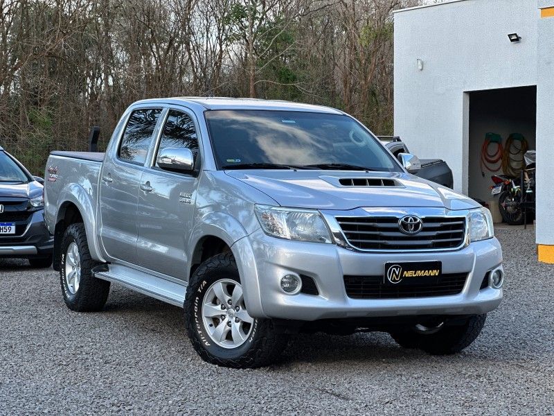 Toyota HILUX CAB.DUPLA SRV 3.0 TB-IC 2013 NEUMANN VEÍCULOS ARROIO DO MEIO / Carros no Vale