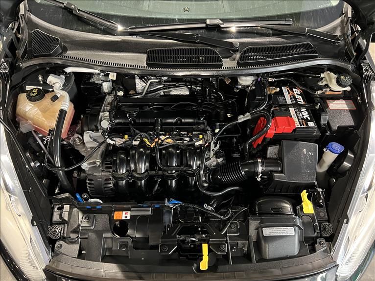 FORD FIESTA 1.6 Titanium Hatch 16V 2015/2016 M&C AUTOMÓVEIS CAXIAS DO SUL / Carros no Vale