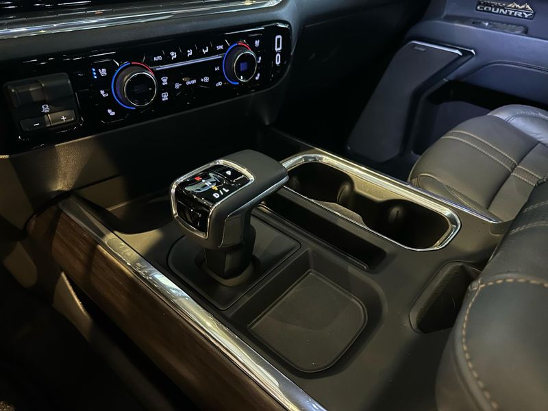 Chevrolet Silverado High Country 5.3 V8 AWD Aut. 2023/2024 CONCEPT MOTORS PASSO FUNDO / Carros no Vale
