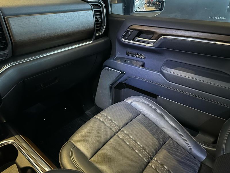 Chevrolet Silverado High Country 5.3 V8 AWD Aut. 2023/2024 CONCEPT MOTORS PASSO FUNDO / Carros no Vale