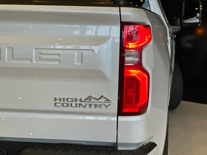 Chevrolet Silverado High Country 5.3 V8 AWD Aut. 2023/2024 CONCEPT MOTORS PASSO FUNDO / Carros no Vale