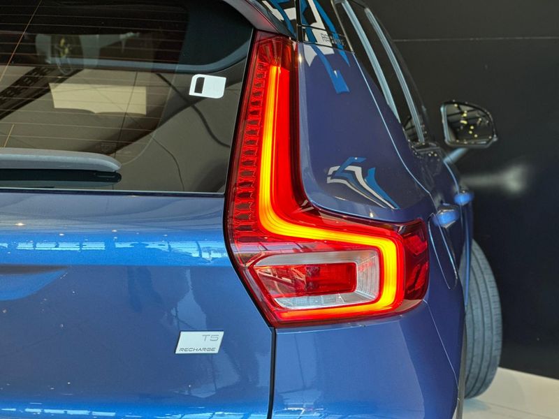 Volvo XC40 T-5 R-DESIGN 1.5 FWD (HÃ­brido) 2021/2021 CONCEPT MOTORS PASSO FUNDO / Carros no Vale