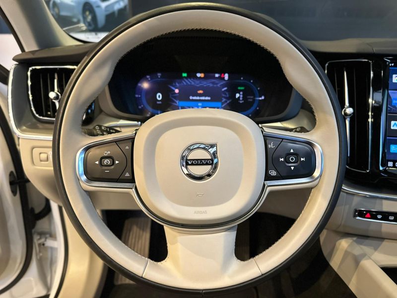 Volvo XC60 T-8 INSC EXPRESS 2.0 (HÃ­brido) 2021/2022 CONCEPT MOTORS PASSO FUNDO / Carros no Vale