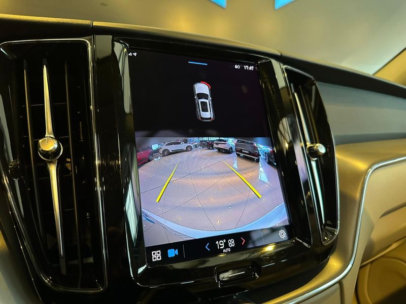 Volvo XC60 T-8 INSC EXPRESS 2.0 (HÃ­brido) 2021/2022 CONCEPT MOTORS PASSO FUNDO / Carros no Vale