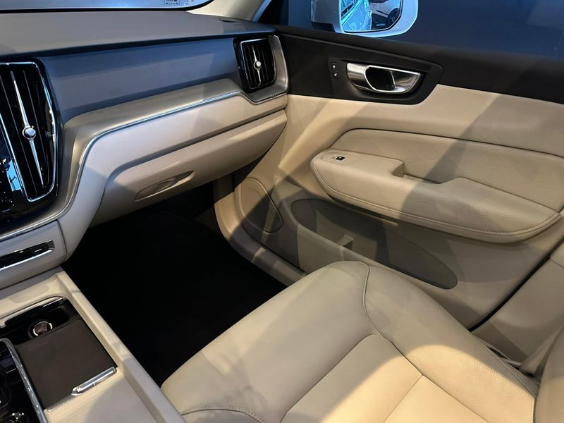 Volvo XC60 T-8 INSC EXPRESS 2.0 (HÃ­brido) 2021/2022 CONCEPT MOTORS PASSO FUNDO / Carros no Vale