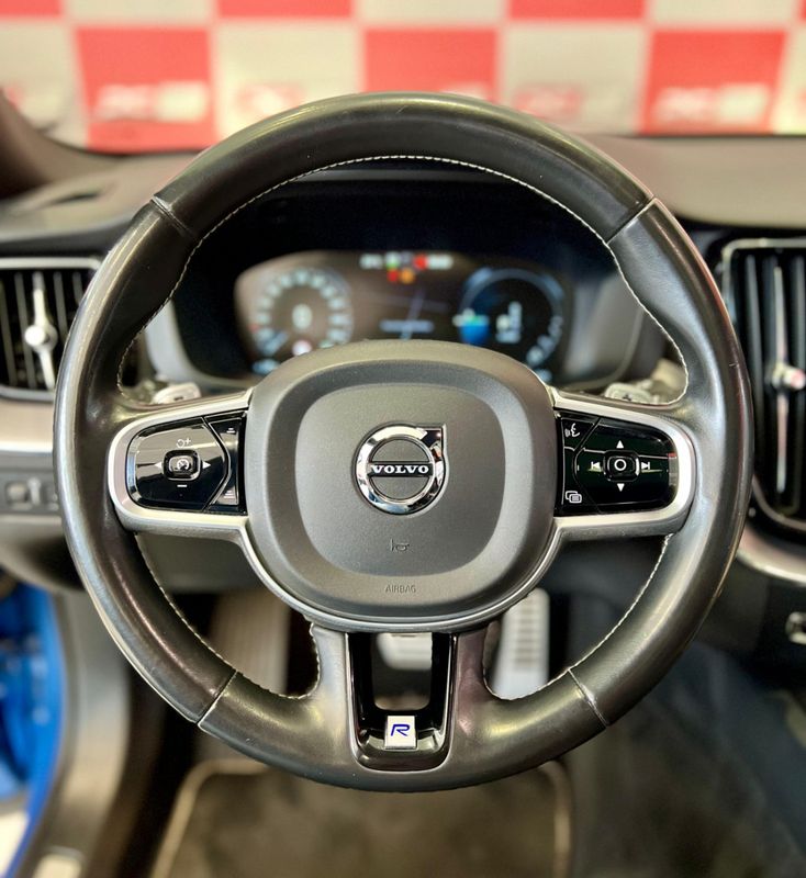 Volvo XC 60 T-8 HÍBRIDO R-DESIGN 2.0 2019/2020 PC VEÍCULOS SANTA CRUZ DO SUL / Carros no Vale